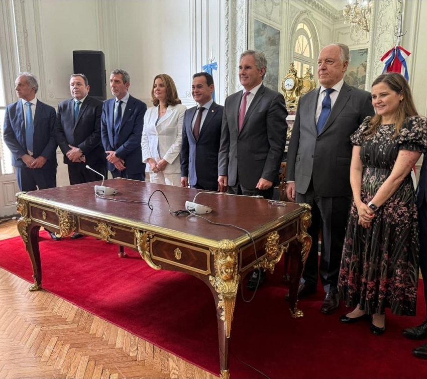 Firma del Tratado Bilateral de Cielos Abiertos entre la República del Paraguay y la República Argentina.