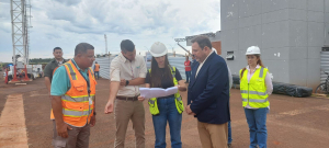 El presidente de la República, Santiago Peña, y el titular de la DINAC, Nelson Mendoza, recorrieron el Aeropuerto Internacional Teniente Amín Ayub González de Encarnación