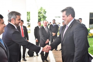 El Presidente de la República Marito Abdo en el Aeropuerto Internacional Silvio Pettirossi.