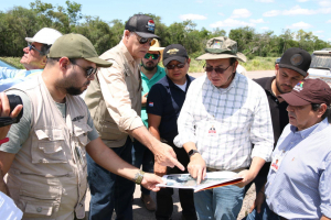 El Presidente de la DINAC, el Director y miembro del Consejo de Administración de la Itaipú Binacional, viajaron a Carmelo Peralta para verificar in situ la propiedad donde será construido el futuro aeropuerto de esta localidad.