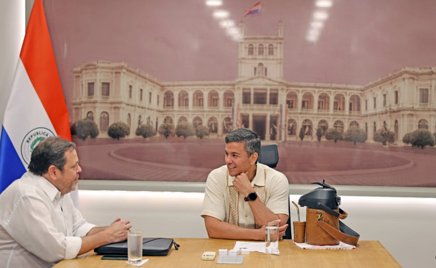 Reunión entre el Presidente de la República Santiago Peña y el Presidente de la DINAC Nelson Mendoza en Mburuvicha Róga.